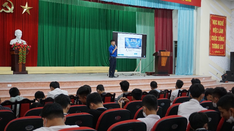 Trường Cao đẳng Cơ điện Phú Thọ tổ chức sinh hoạt đầu khóa cho sinh viên khóa 53